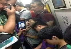 老太太性生活视频,老太太性生活视频引发热议，背后真相令人震惊